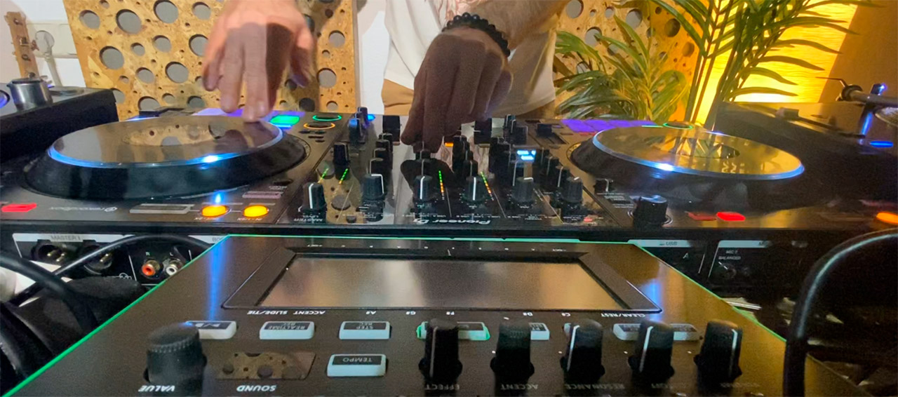 DJ